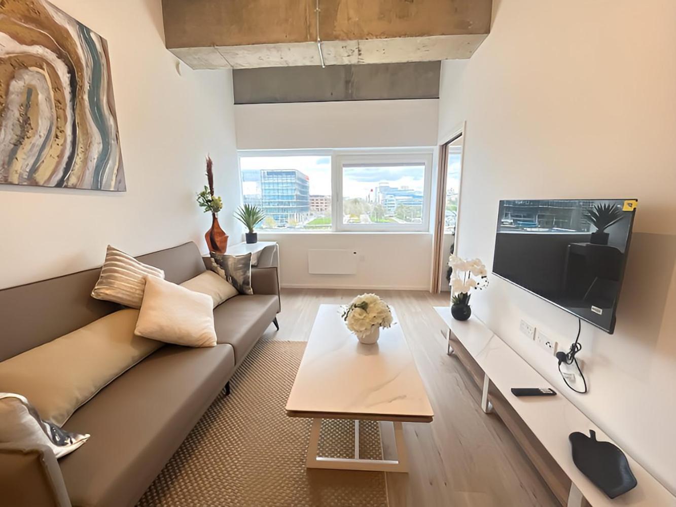 1Br Luxury Flat At Train Station - Long Stays Welcome - Just Ask Milton Keynes Bagian luar foto