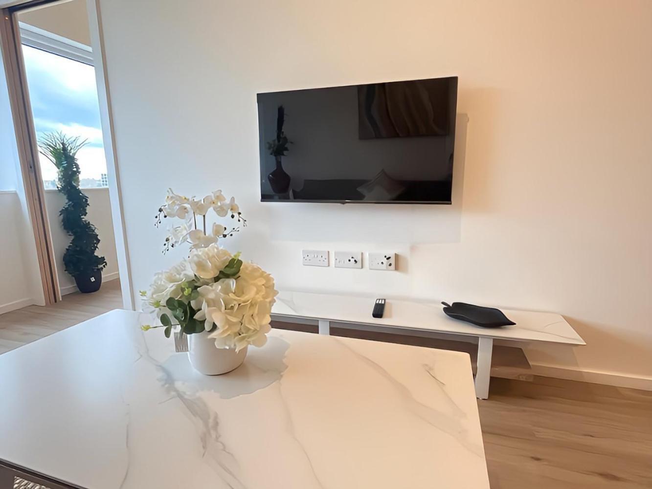 1Br Luxury Flat At Train Station - Long Stays Welcome - Just Ask Milton Keynes Bagian luar foto
