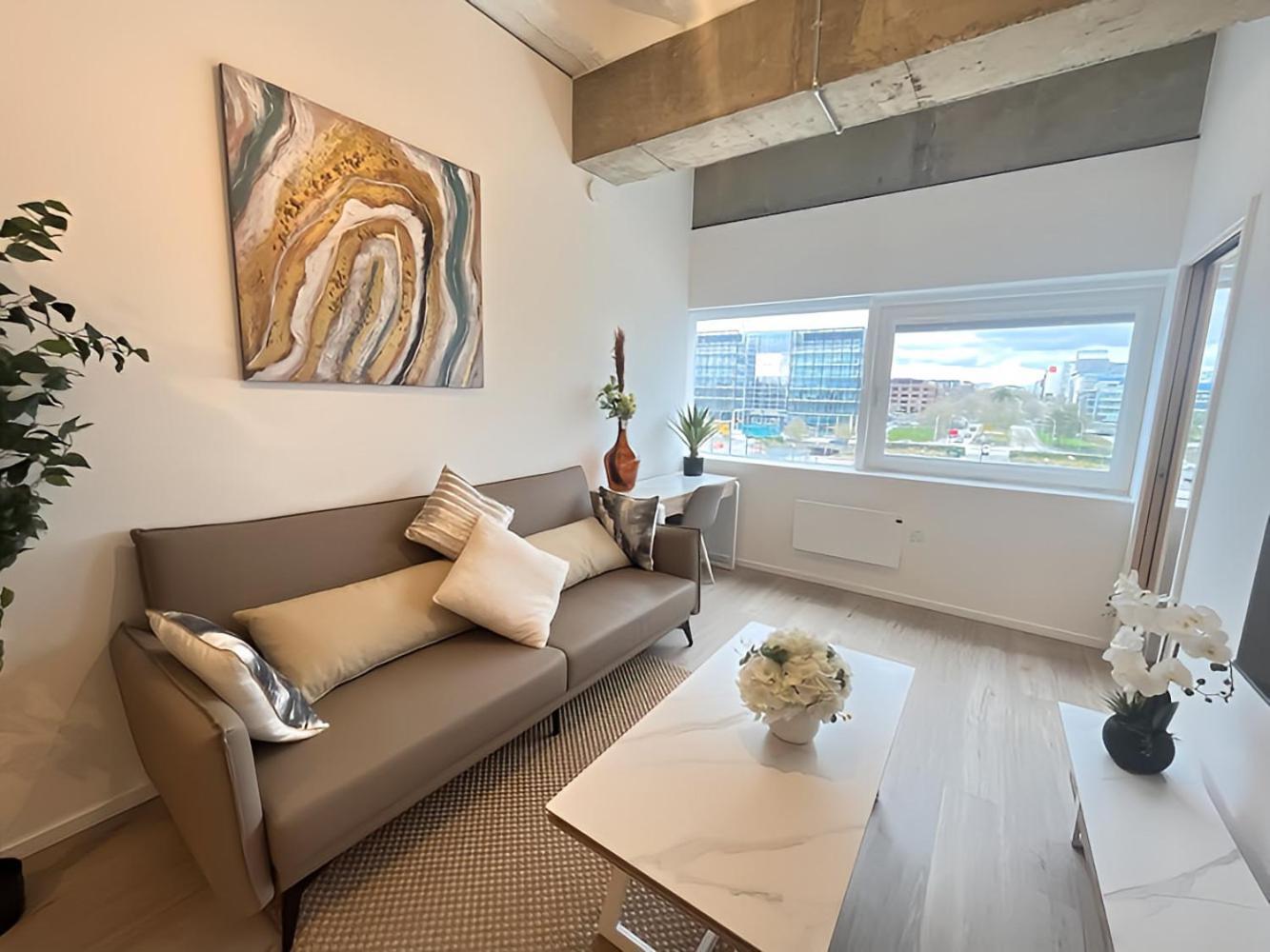 1Br Luxury Flat At Train Station - Long Stays Welcome - Just Ask Milton Keynes Bagian luar foto